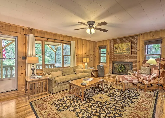 Near Hiking: Roaring Gap Retreat W/ Fire Pit!