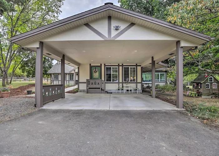 Cozy Cottage On Flower Farm W/ Baker Creek Views!