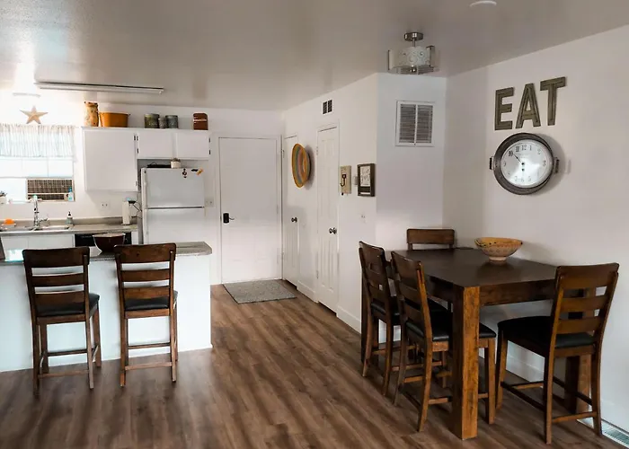 Red Hen Rental - 2 Bed With 1 Full Bath 1 Half Bath Full Kitchen