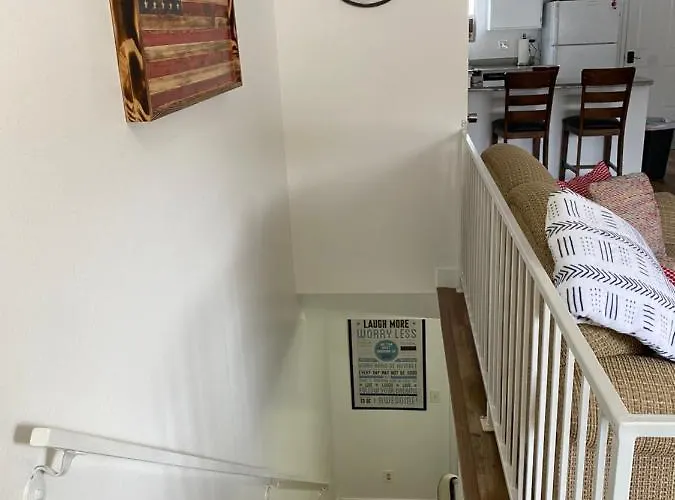Red Hen Rental - 2 Bed With 1 Full Bath 1 Half Bath Full Kitchen