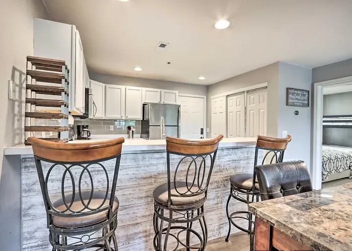 Beach & Pool Access! Lake Of The Ozarks Condo