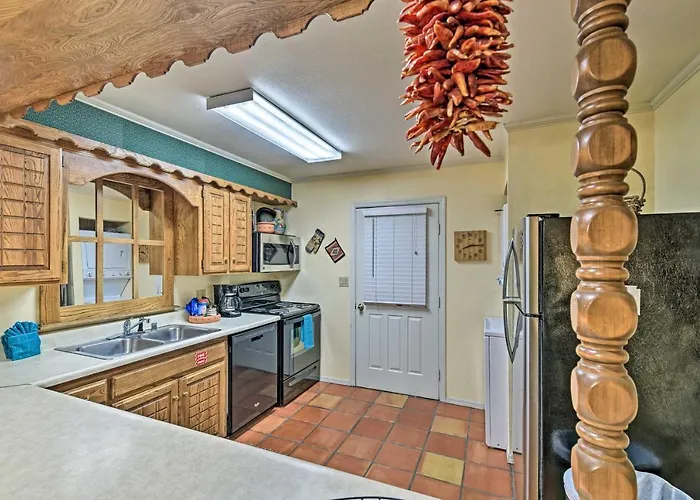 Red River Townhome With Balcony & Mtn Views!
