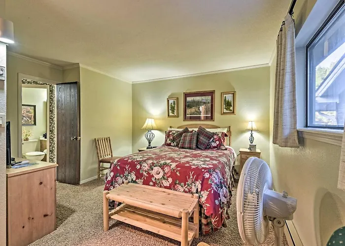 Red River Townhome With Balcony & Mtn Views!