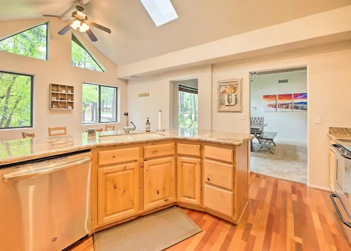 Wooded Yard, Gas Grill: Lush Pinetop Retreat