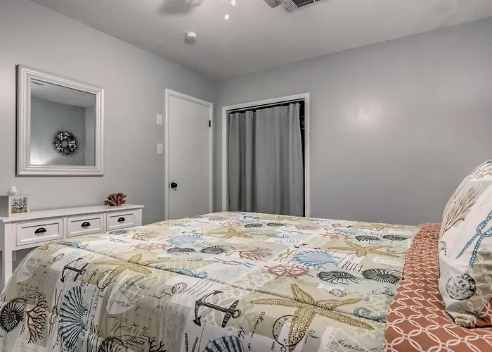 Charming Gulfport Escape: Half-Mile To Beach!