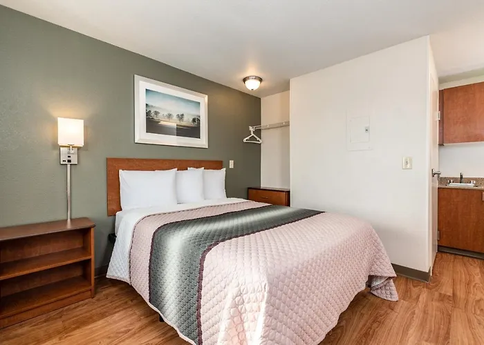 Hometowne Studios By Red Roof Fresno - West