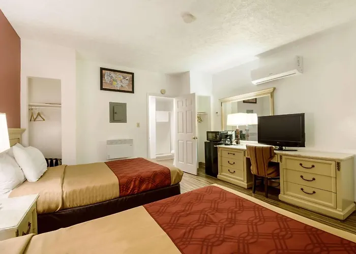 Econo Lodge Inn & Suites Lake Harmony - Pocono Mountains Area