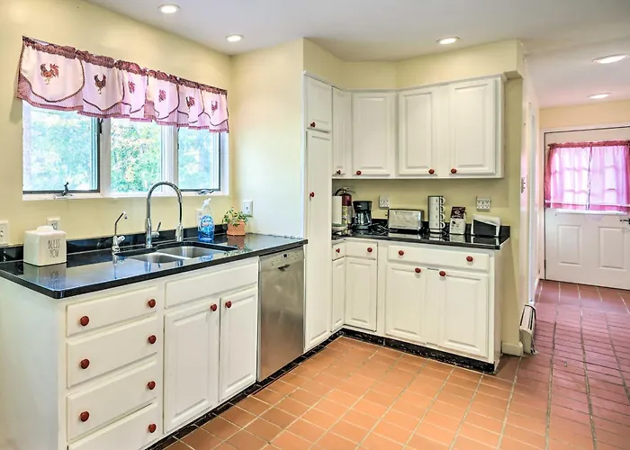 Pet-Friendly Latham Retreat ~ 7 Mi To Albany!