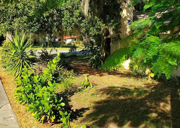 1 Beige Cozy Bungalow Or 1 White Cozy Efficiency Cottage In Titusville