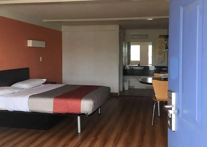 Travelodge By Wyndham Benton Harbor Mi