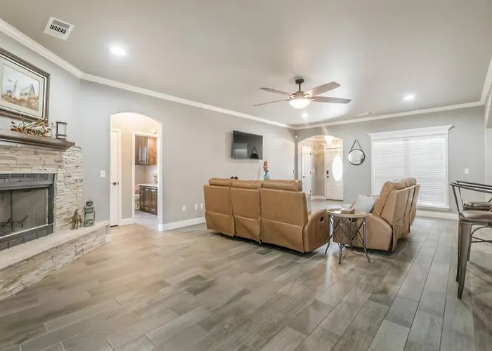 Cheerful 3 Bedroom Home, King Bed, 10 Min From Palo Duro Canyon, Fireplace, Washer Dryer