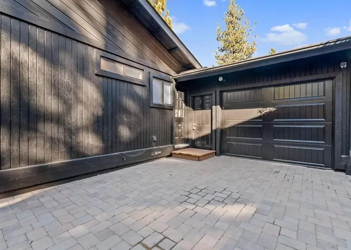 Modern Split Level Cabin -Hot Tub & Game Room