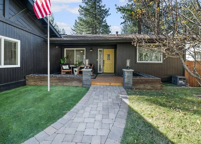 Modern Split Level Cabin -Hot Tub & Game Room