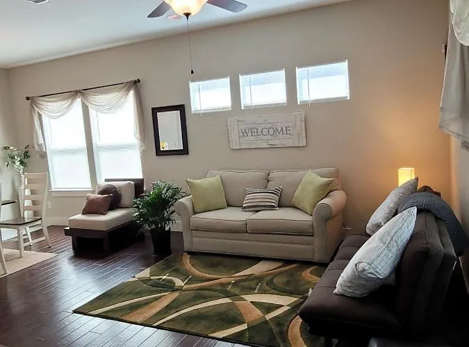 Spacious Townhouse Minutes From Downtown Sa.