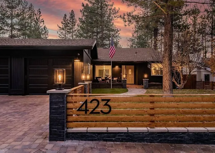 Modern Split Level Cabin -Hot Tub & Game Room