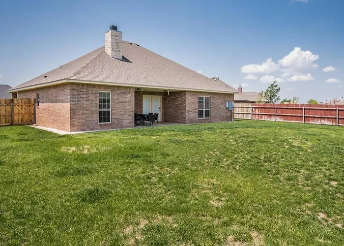 Cheerful 3 Bedroom Home, King Bed, 10 Min From Palo Duro Canyon, Fireplace, Washer Dryer