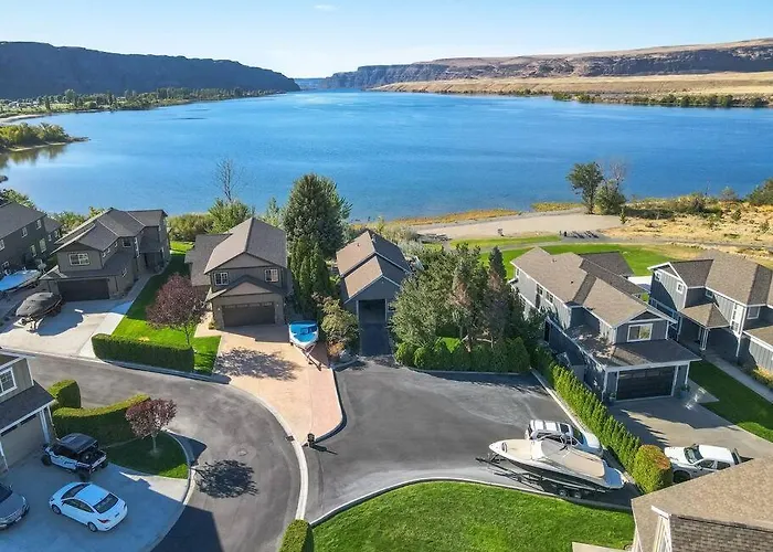 Crescent Bar Waterfront Home- Private Beach, Water Views, Hiking, Golf, Live Concerts