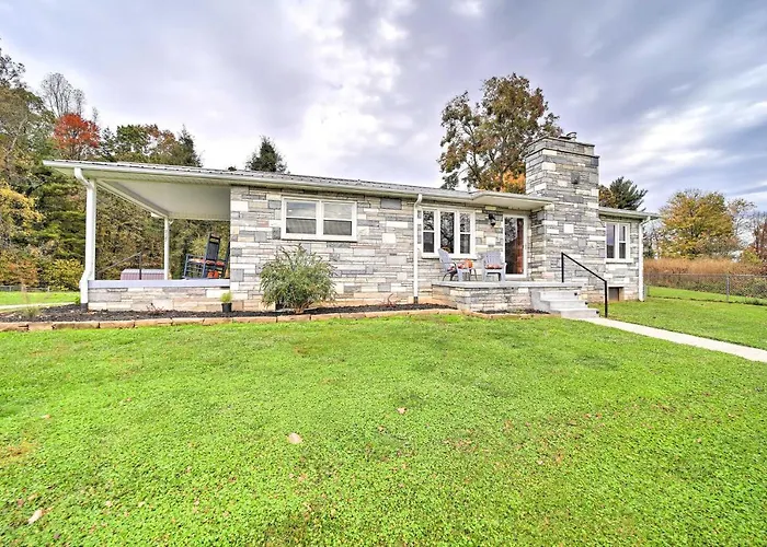 Home W/ Yard: 8 Mi To French Broad River Park