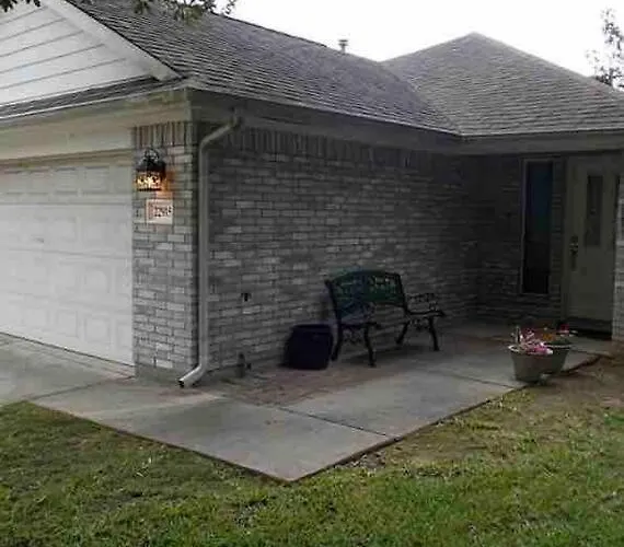 Cozy Pet-Friendly Home- Huge Spring Discounts