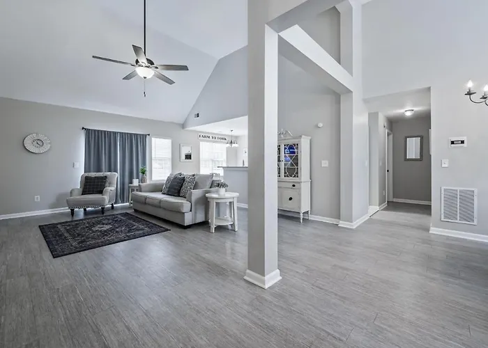 Pet-Friendly 3Br House With Garage Near Lakepoint!