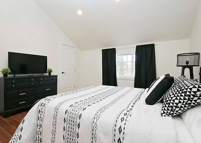 Cottage Park Carriage House--Rest And Explore With Hollyhock