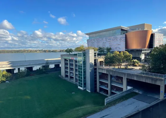 City Loft Escape With River Views! By Hollyhock