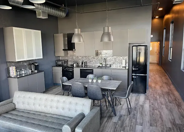 City Loft Escape With River Views! By Hollyhock