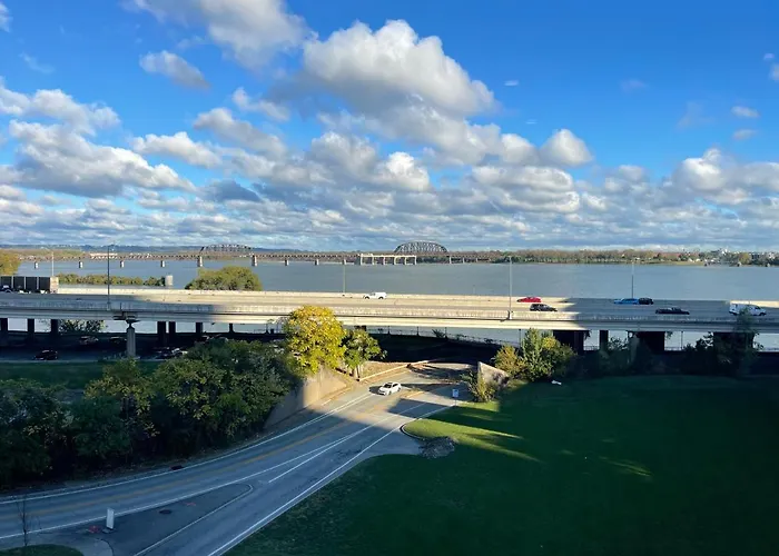 City Loft Escape With River Views! By Hollyhock