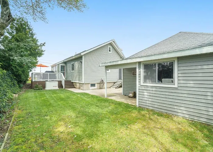 Chic Manistee Cottage: Steps To Lake Michigan!