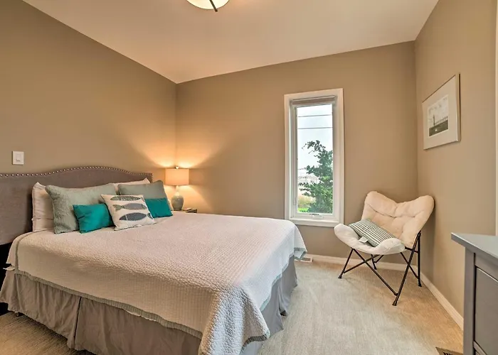 Chic Manistee Cottage: Steps To Lake Michigan!
