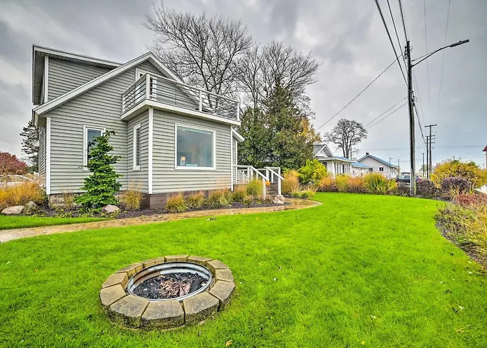 Chic Manistee Cottage: Steps To Lake Michigan!