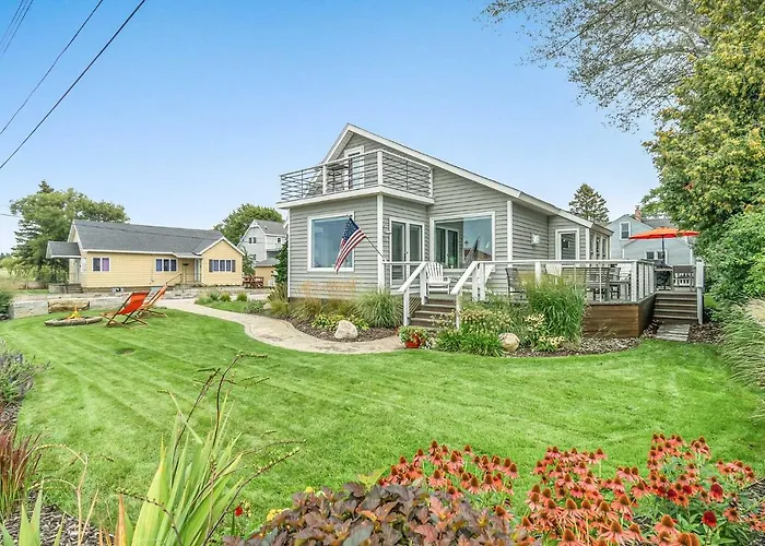Chic Manistee Cottage: Steps To Lake Michigan!