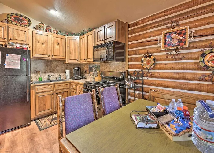 Family & Dog Friendly: Rustic Lakeside Cabin