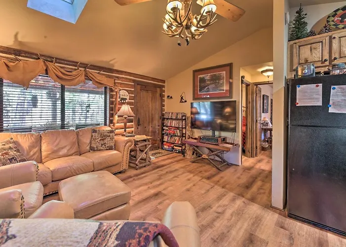 Family & Dog Friendly: Rustic Lakeside Cabin
