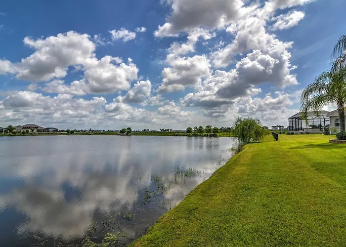 Peaceful Lady Lake Home W/ Screened-In Porch!