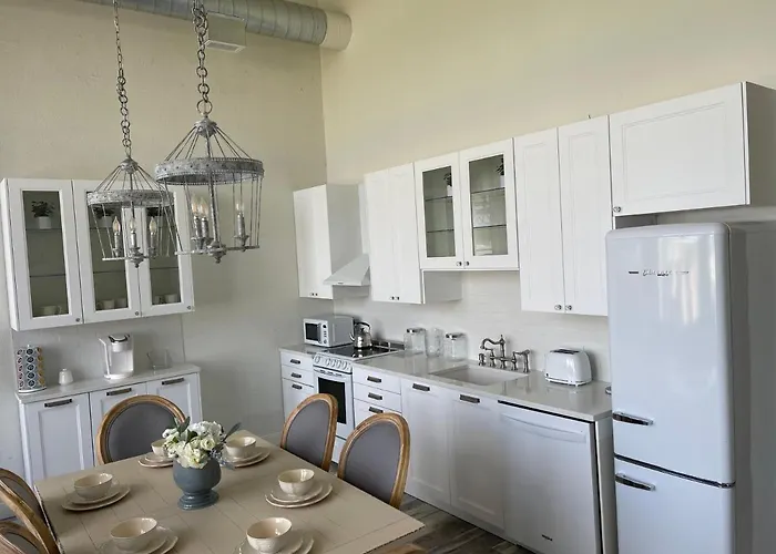 Bluegrass River View -- Soak And Savor With Hollyhock Suites