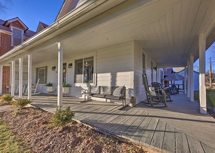 Grand Porch & Peaceful Setting! Luna Farmhouse