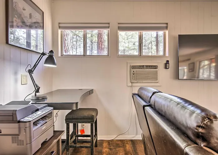 3-Cabin Pinetop Compound W/ Hot Tub & Yard
