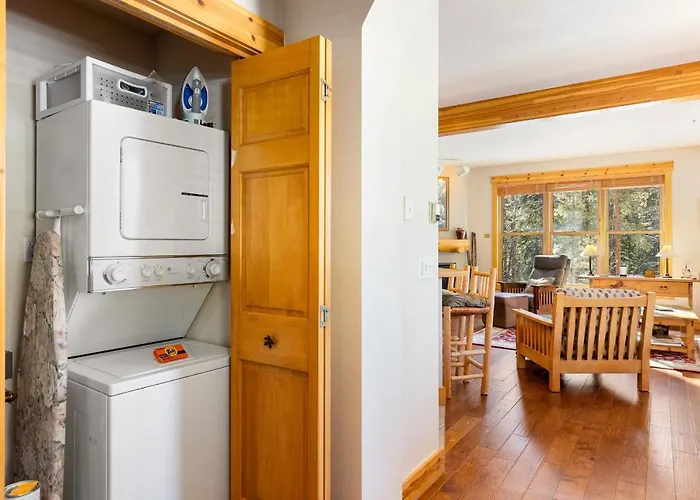 8758 Trappers Crossing Condo
