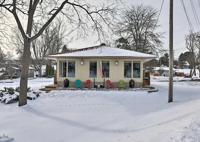Pet-Friendly Retreat W/ Deck: Steps To Marina!