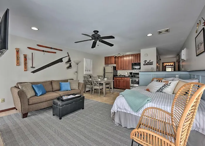 Pet-Friendly Retreat W/ Deck: Steps To Marina!