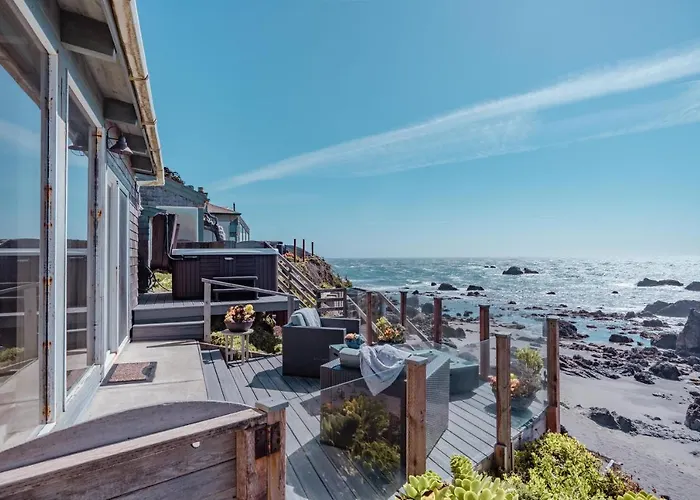 Surfscape Beach House, Private Beach & Ocean Views