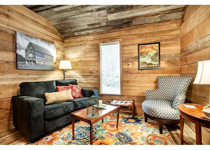 Beary Relaxing Cabin - Rustic With Outdoor Patio