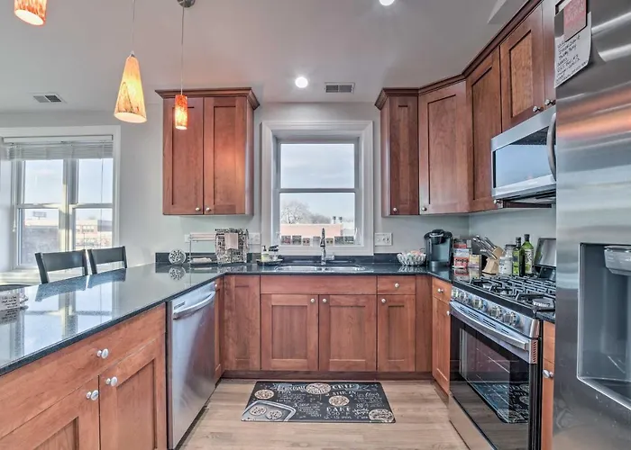 Chicago Condo W/ Balcony: Walk To Cta Stations!