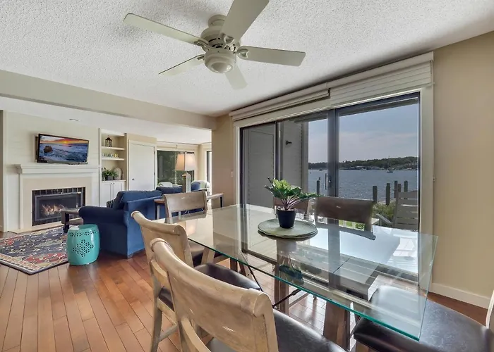 101 Edgewater Inn