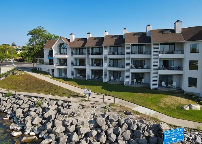 101 Edgewater Inn