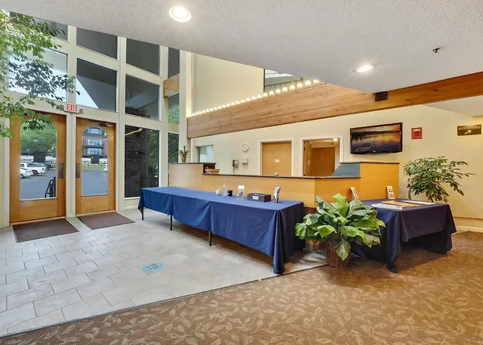 239 Edgewater Inn