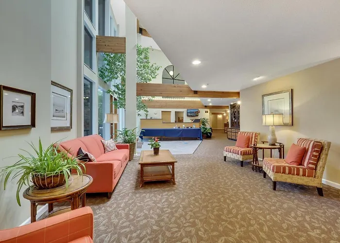 239 Edgewater Inn