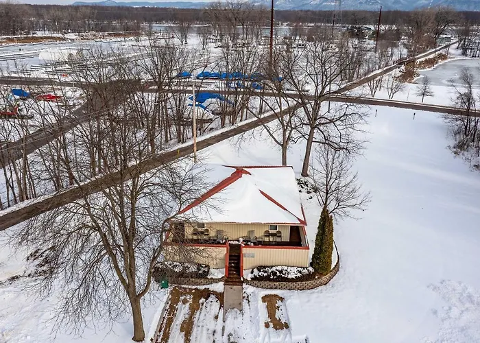 Pet-Friendly Retreat W/ Deck: Steps To Marina!