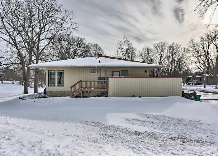 Pet-Friendly Retreat W/ Deck: Steps To Marina!